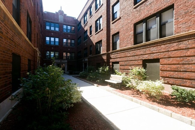 Building Photo - 2207 W Eastwood Ave