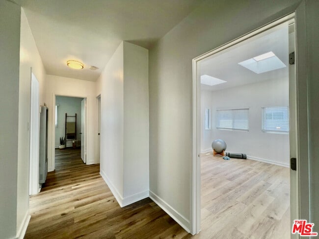 Foto del edificio - 1217 N Virgil Ave