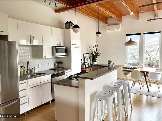 Building Photo - Modern Design 2 Bed/ 2.5 bath 3 Level Cond...