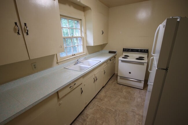 Building Photo - Historic Home For Rent! 2 Bedroom 1 Bathroom!
