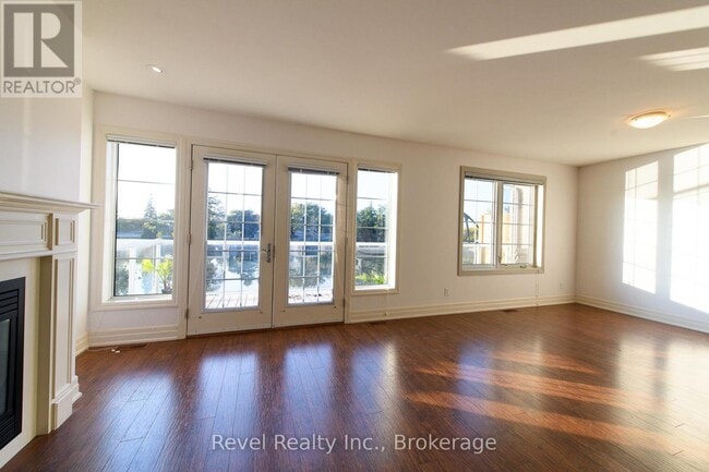 Photo du bâtiment - 64 River Rd E