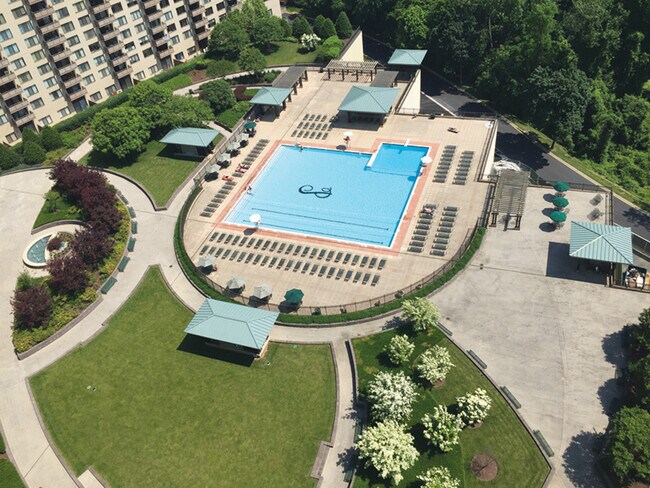 Outdoor pool and grilling area - 5225 Pooks Hill Rd Apartment