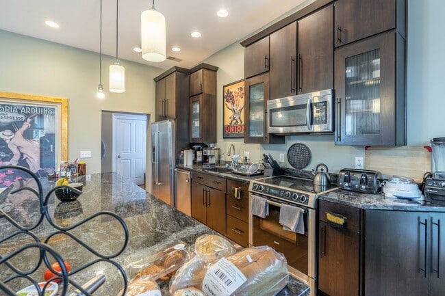 Building Photo - 1371 N High St