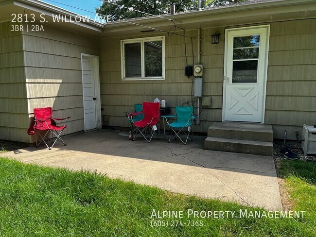 Building Photo - 3 Bed/2 Bath Ranch with Finished Basement!
