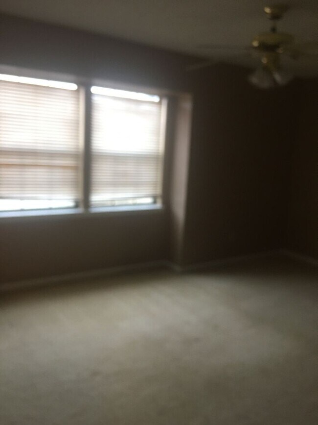 Building Photo - 2 BR 1.5 bath townhouse
