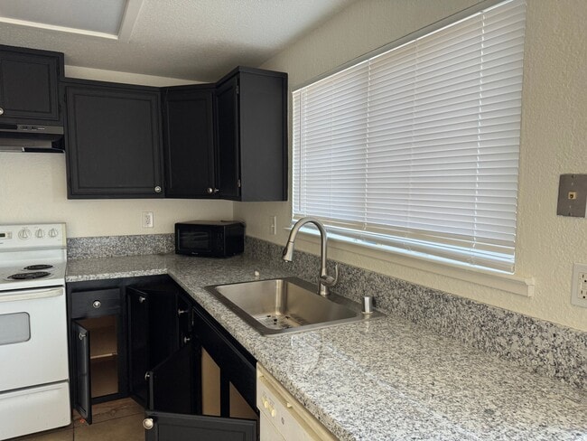 Building Photo - 4074 Weymouth Ln