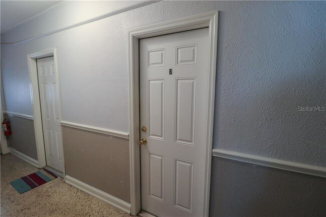 Building Photo - 420 E Tarpon Ave