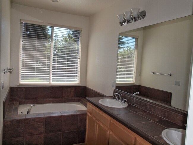 Building Photo - 4013 Star Tulip Ct