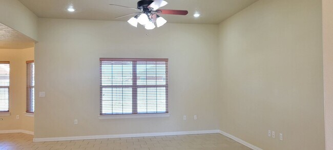 Foto del edificio - BRICK HOME IN NORTHEAST CLOVIS NEAR MESA S...