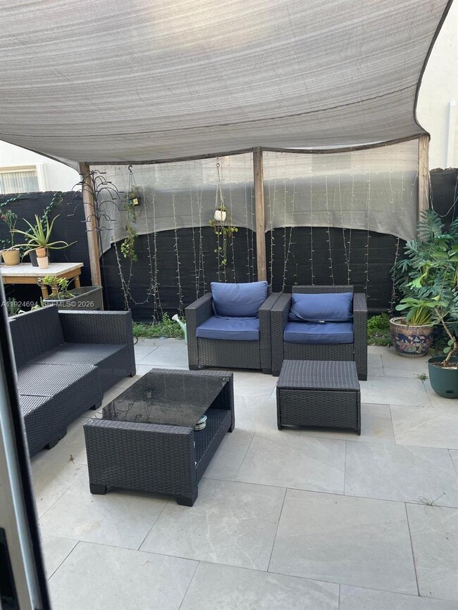 Foto del edificio - 968 NE 42nd Ave