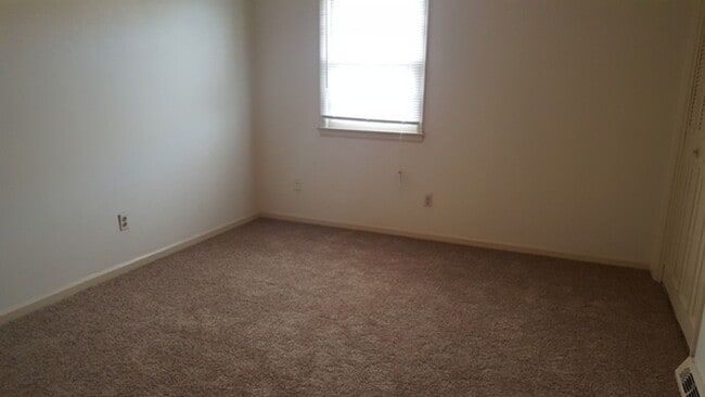 Building Photo - 3 Bedroom Townhouse Near Peaks View Park