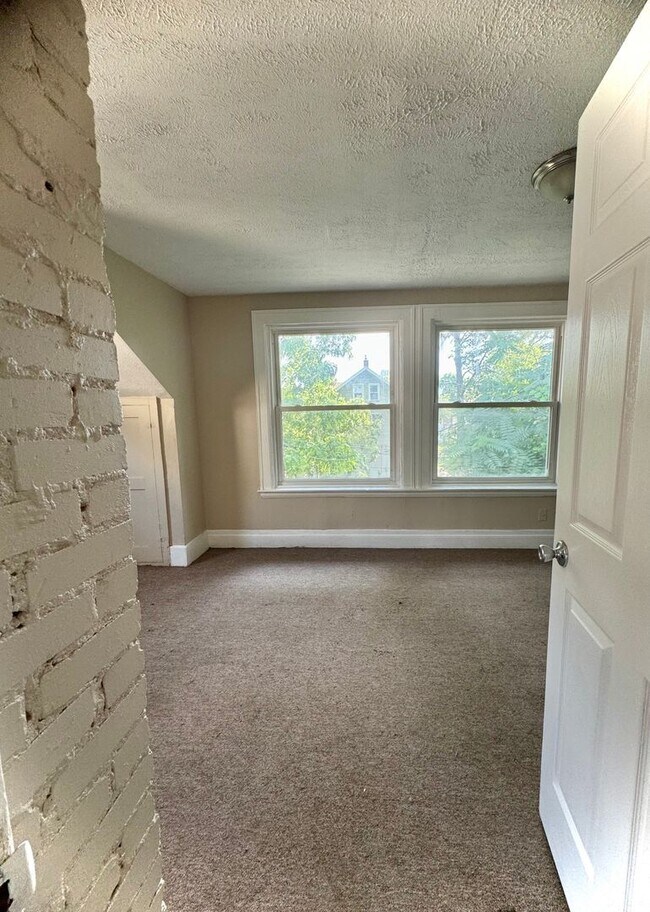 Building Photo - 5 Bedroom/2 Full Bath Single Family House ...