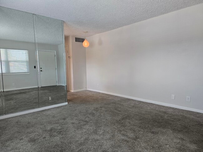 Building Photo - 3915 S Flagler Dr
