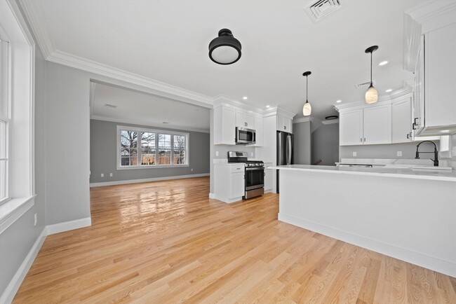 Building Photo - 473 Newport Ave