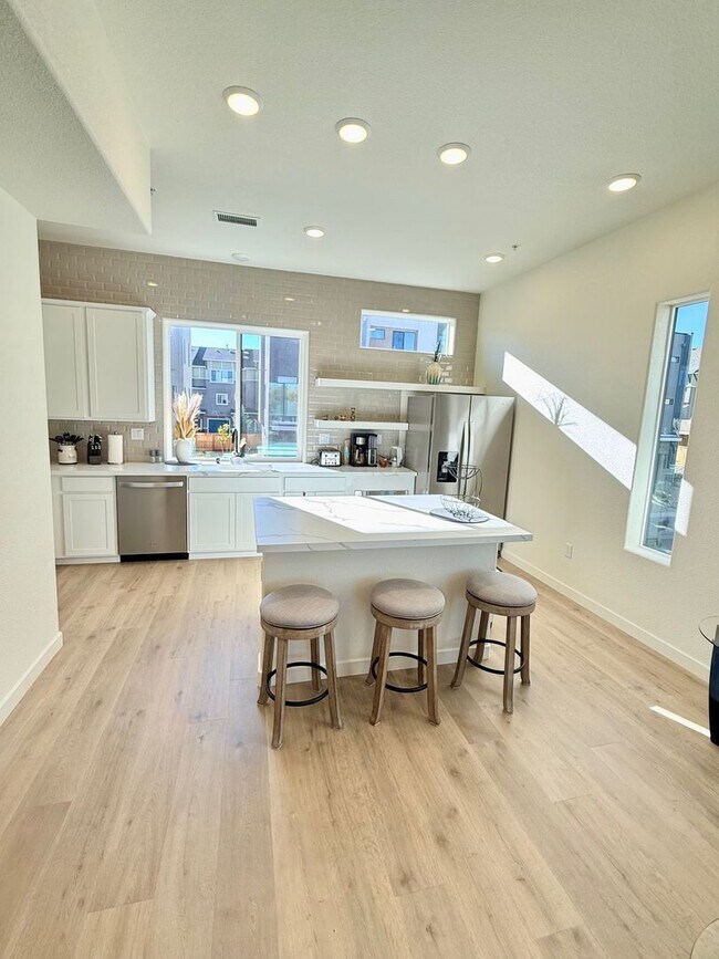Foto del edificio - Elegant Riverside Escape — New Townhome Steps from the Truckee River