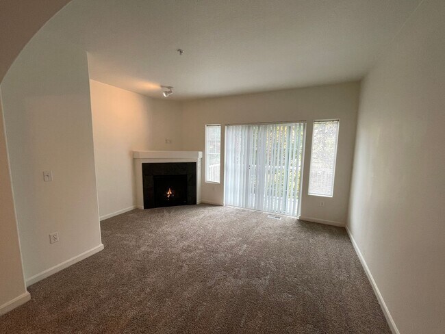 Building Photo - *$500 OFF First Month's Rent* *New Carpet ...