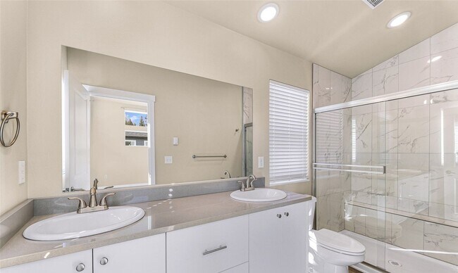 Building Photo - LIKE NEW   Stunning home in Blaine  Close ...