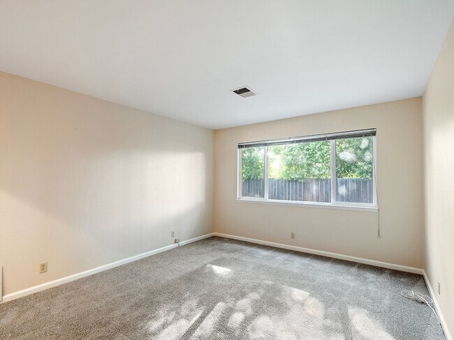 Building Photo - Single Level Ranch Home In Desirable Clayt...