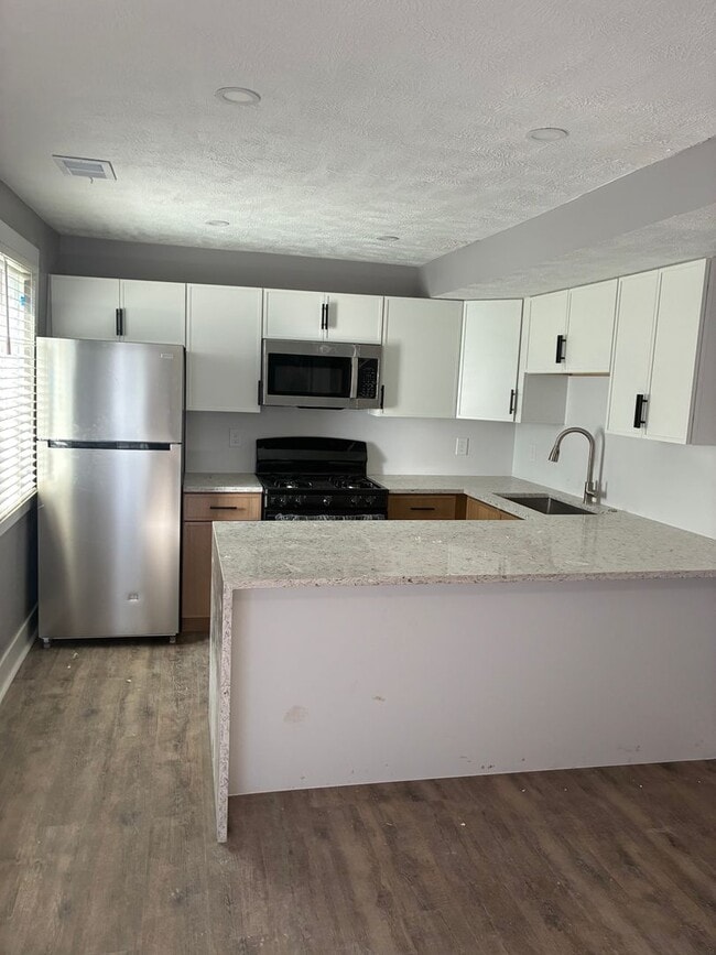 Building Photo - 352-354 Ermine Wy