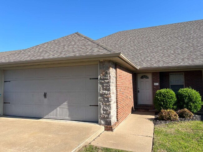 Foto del edificio - Spacious 3-Bed Duplex in Bentonville with Granite Elegance – Your Ideal Home Awaits!