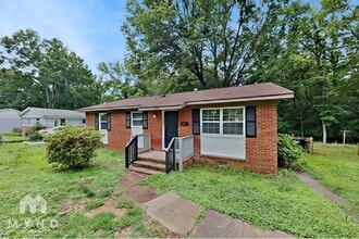 Building Photo - 2405 Longleaf Dr