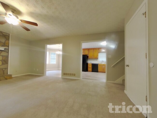 Foto del edificio - 100 Russell Dr