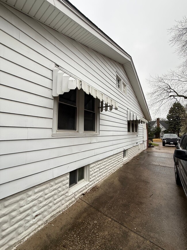 Building Photo - 1718 E Cantrell St