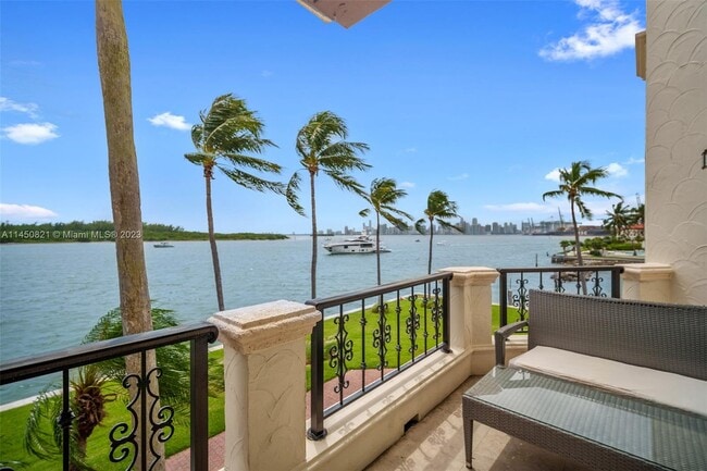 Foto del edificio - 2426 Fisher Island Dr
