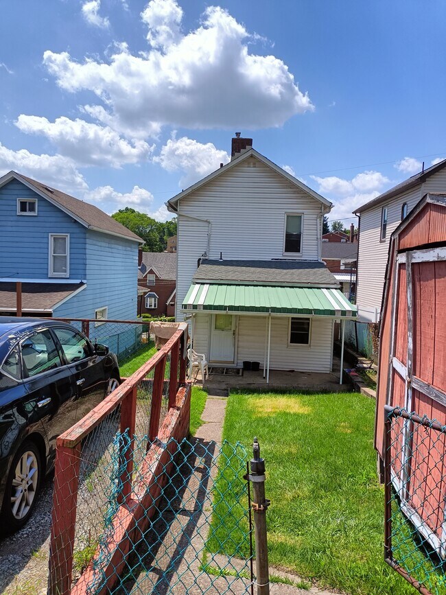 Foto del edificio - 369 Mayville Ave