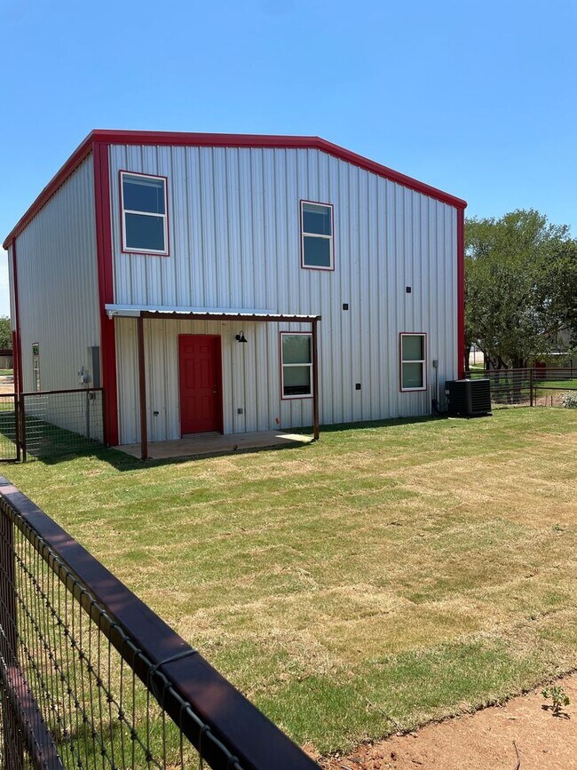 Building Photo - County Living in a Modern Home