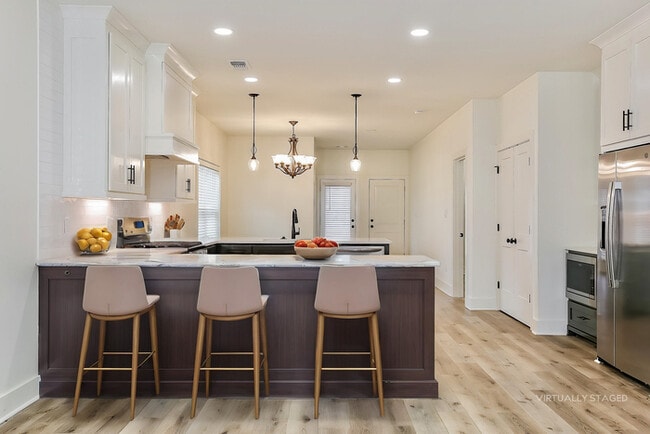 Building Photo - Beautiful 3 Bedroom Home
