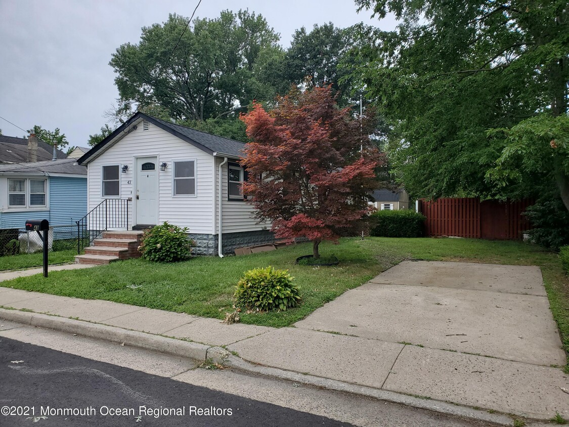 Primary Photo - 43 Shoreland Terrace
