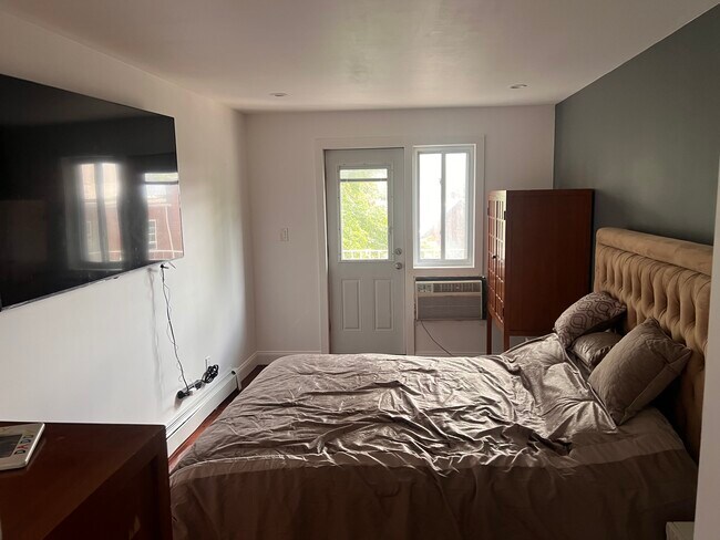 master bedroom 3 w balcony - 14146 Pershing Cres