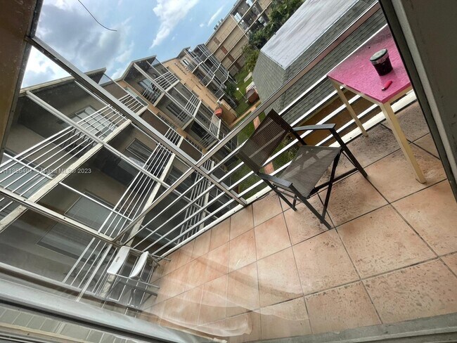 Foto del edificio - 4848 NW 24th Ct
