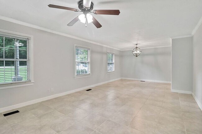 Foto del edificio - 212 Pinewood Dr