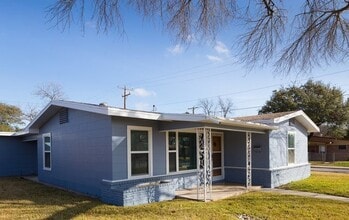 Building Photo - 303 Schmeltzer Ln