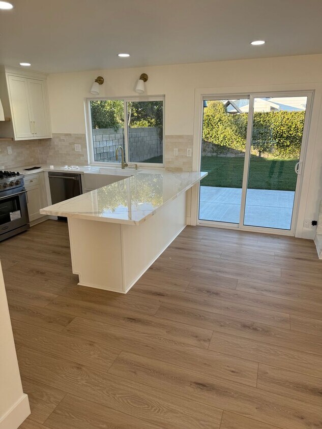 Building Photo - Remodeled South Huntington Beach Home