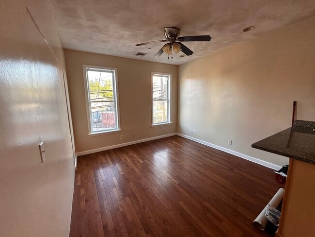 Building Photo - 176 Elm St