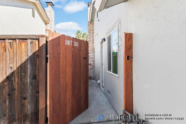 Building Photo - 1416 Rue Avati