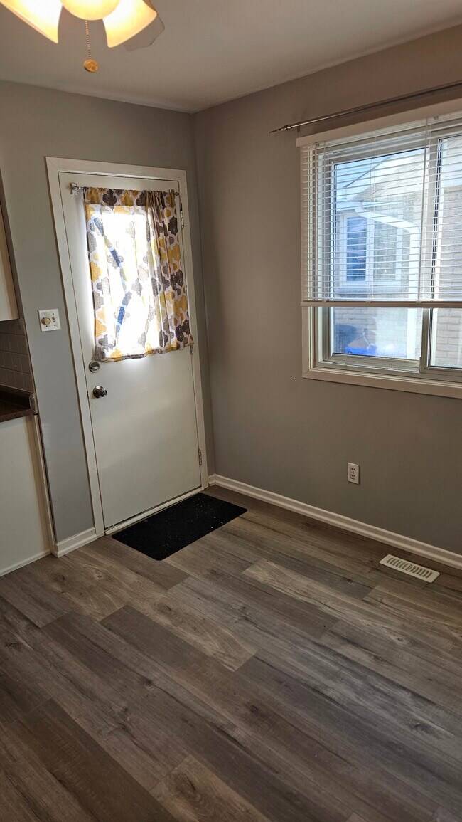 Building Photo - 142 Guildwood Dr