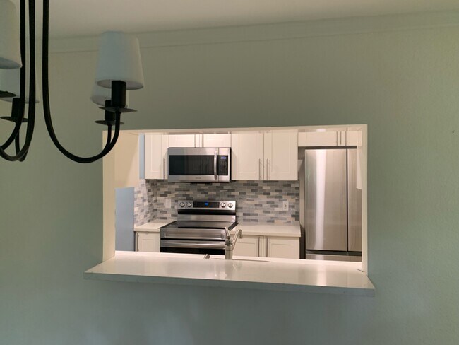 Vista desde el comedor hacia la cocina. - 220 NE Dogwood St