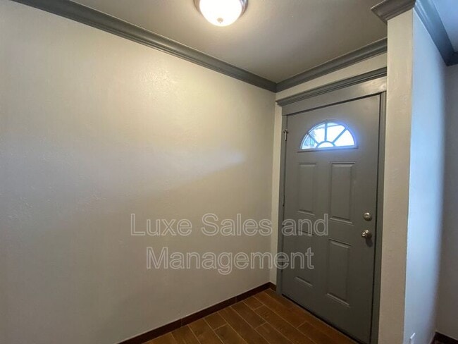Building Photo - 910 Oak Hill Rd