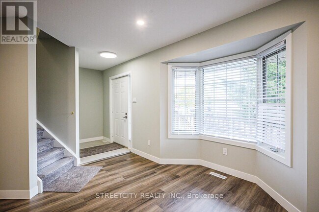 Building Photo - 799 Deveron Crescent