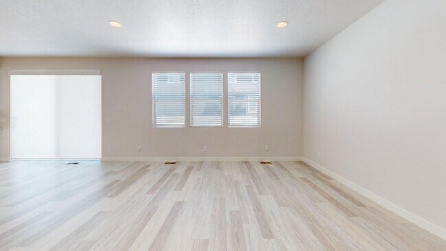Foto del edificio - Fabulous 5-Bedroom Corner House with Large Yard