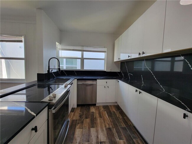 Building Photo - 1744 SW 10th St