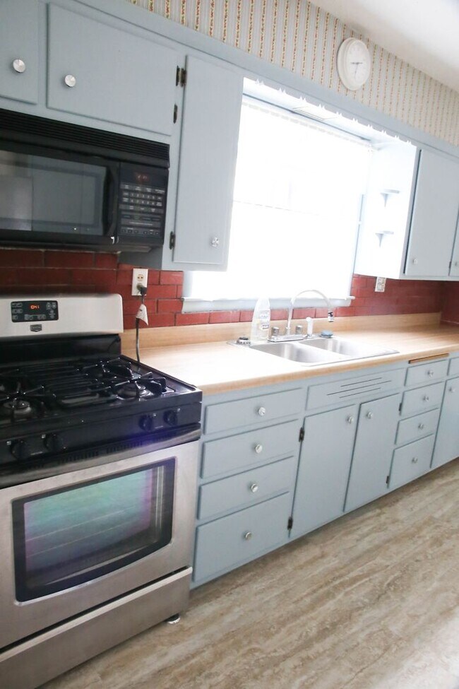 Building Photo - Rent: $1500 - 4 bed home within walking distance to downtown