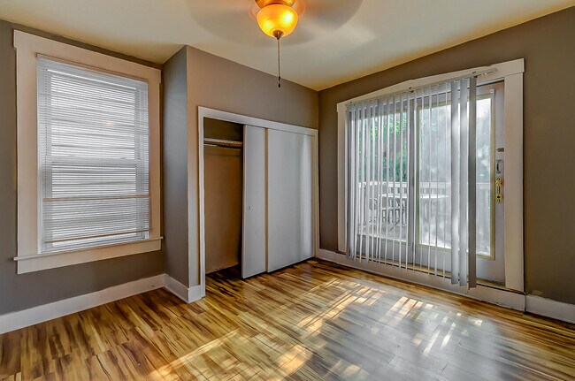 BACK BED ROOM /HUGE CLOSET SPACE - 1109 Belvedere St
