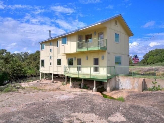 Building Photo - 320 Green Acres Dr