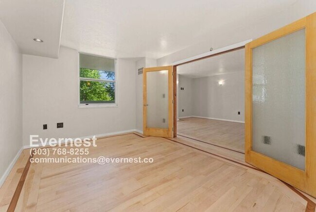 Foto del edificio - 2-Bedroom, 2-Bathroom Apartment in the Hea...
