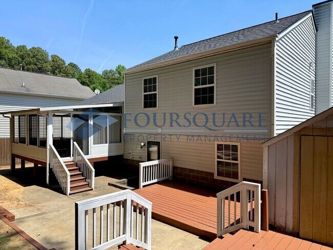 Foto del edificio - Spacious 4-Bed / 3-Bath Single-Family Home with Sunroom, Fenced Yard. Convenient to Southeast Ral...